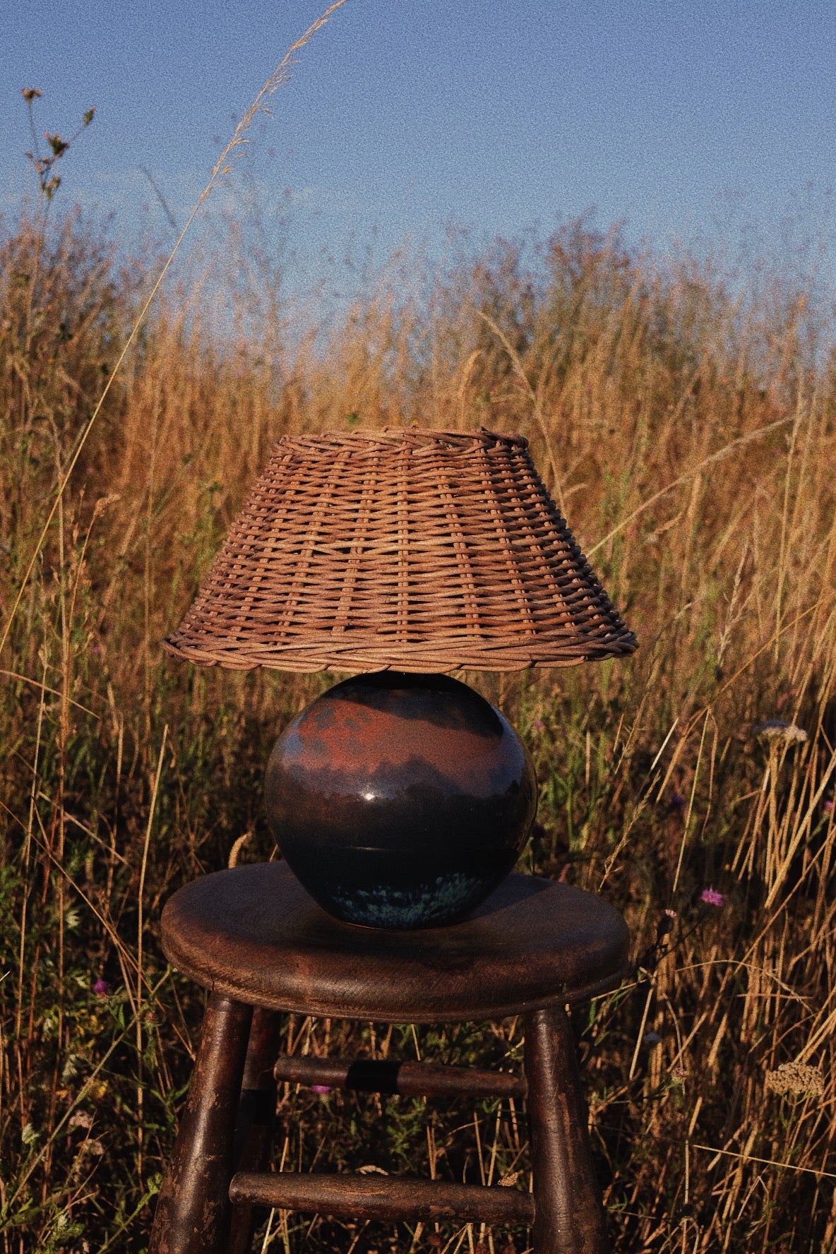 Lampe en céramique abat jour osier