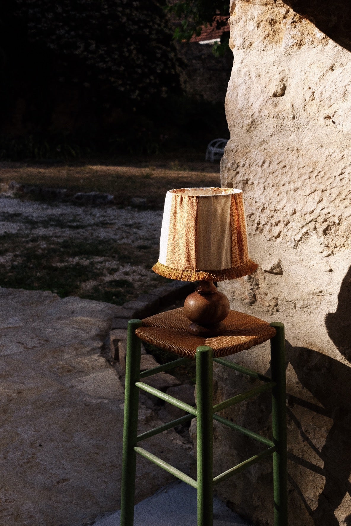 Lampe en bois et tissu moucheté