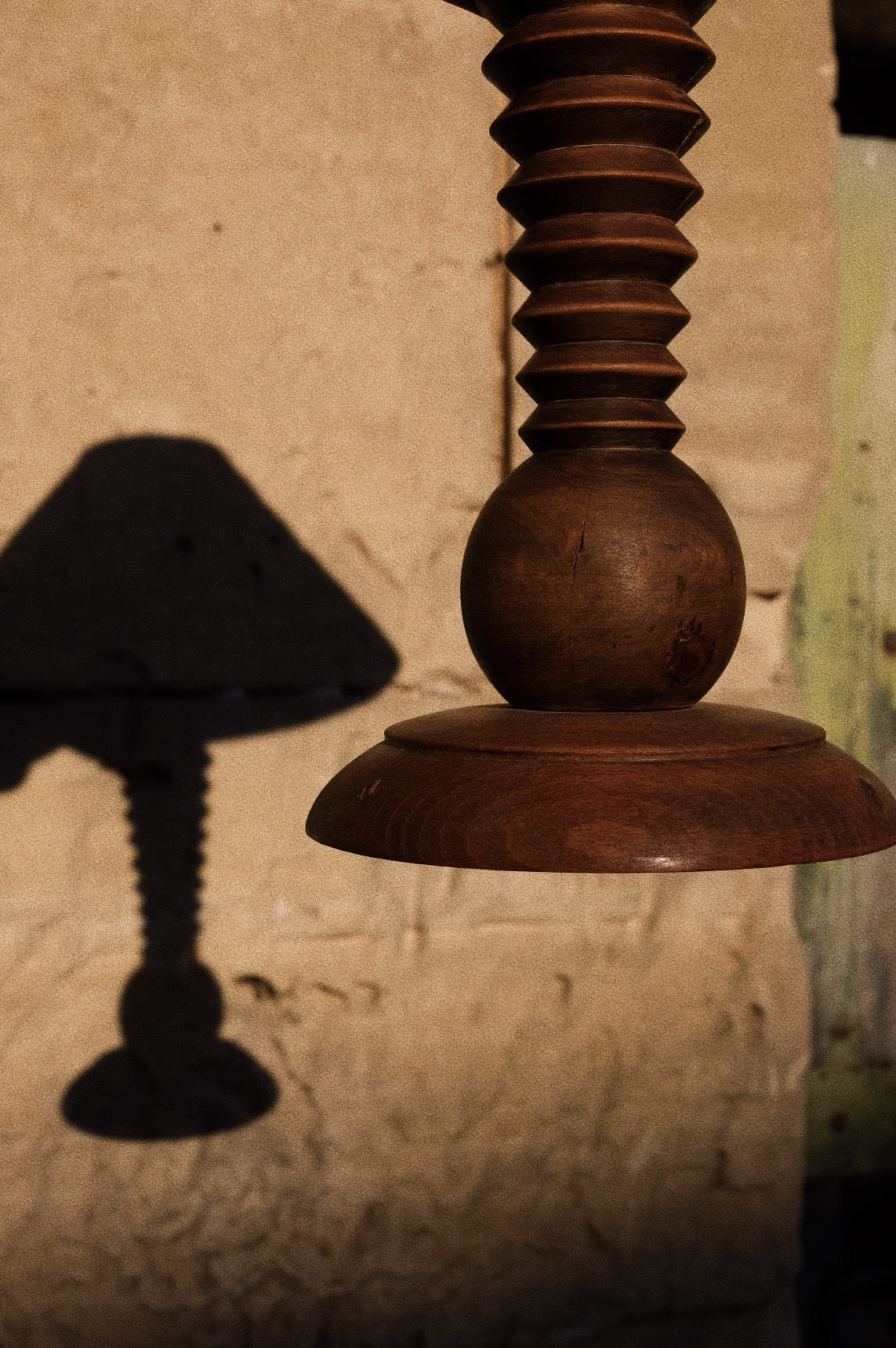 Lampe en bois tourné dans le style Charles Dudouyt