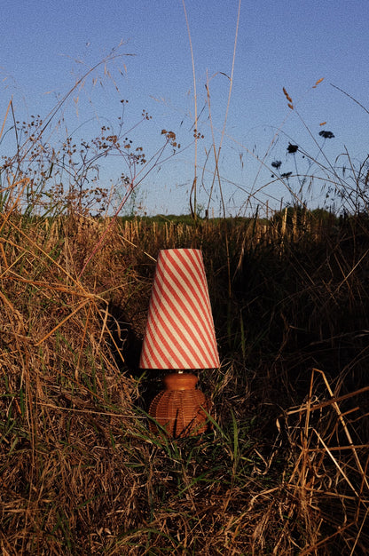 Lampe en osier et abat jour rayé