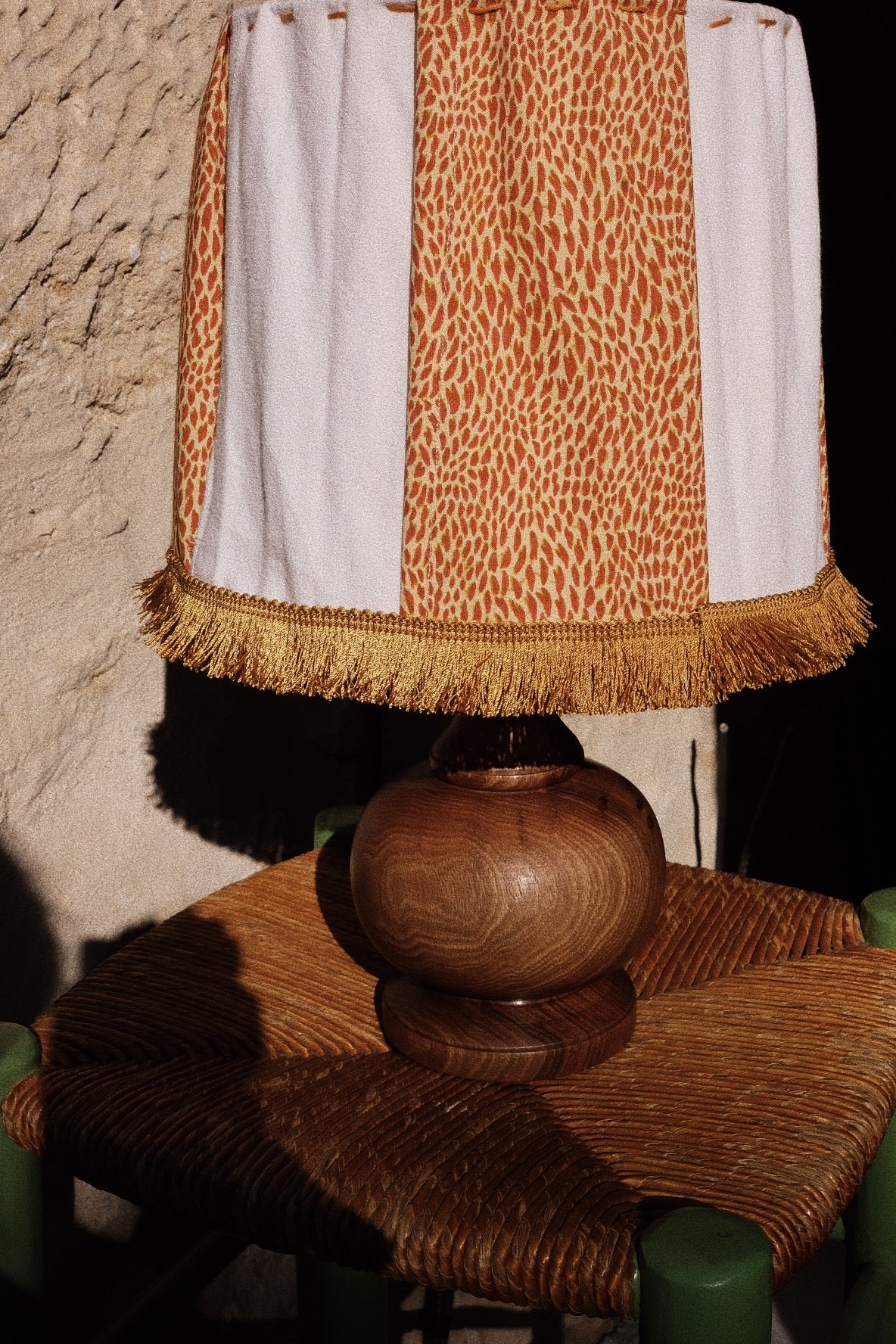 Lampe en bois et tissu moucheté