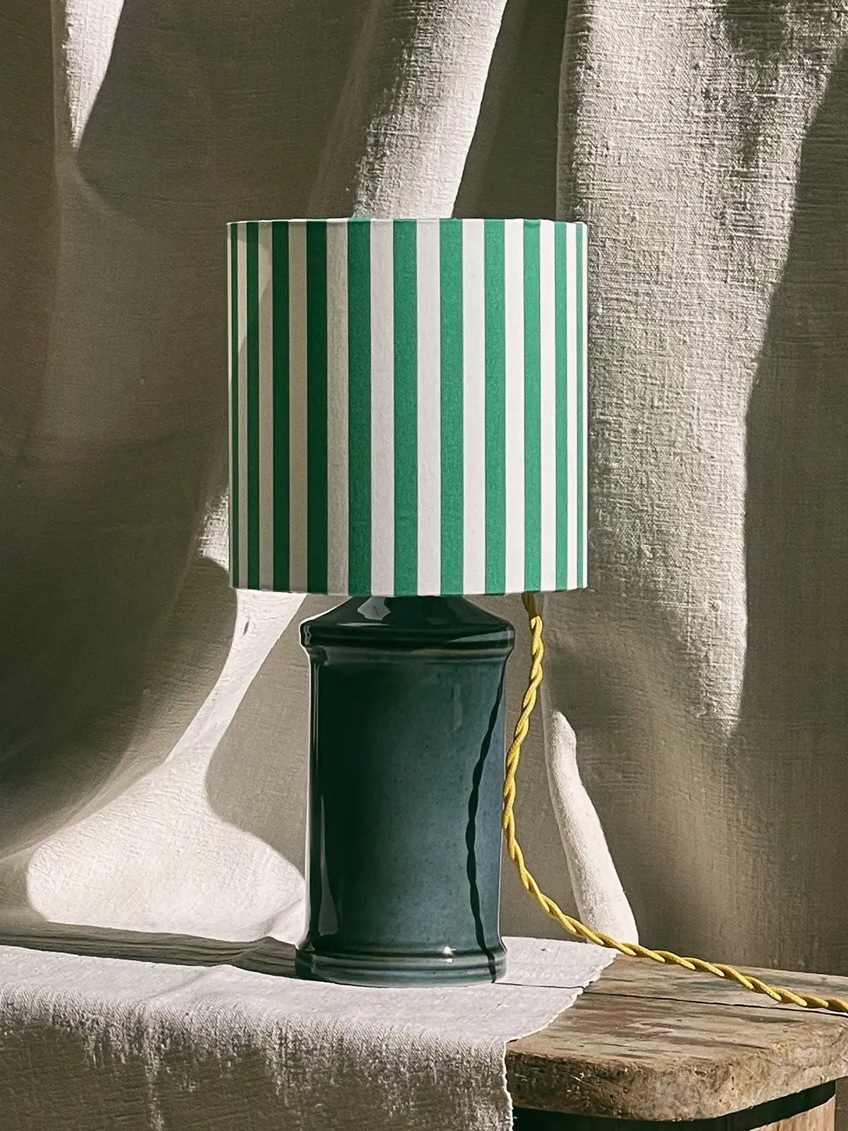 Lampe en céramique et abat-jour rayé