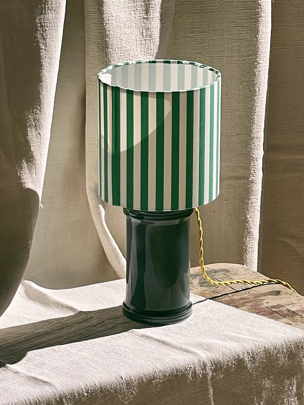 Lampe en céramique et abat-jour rayé