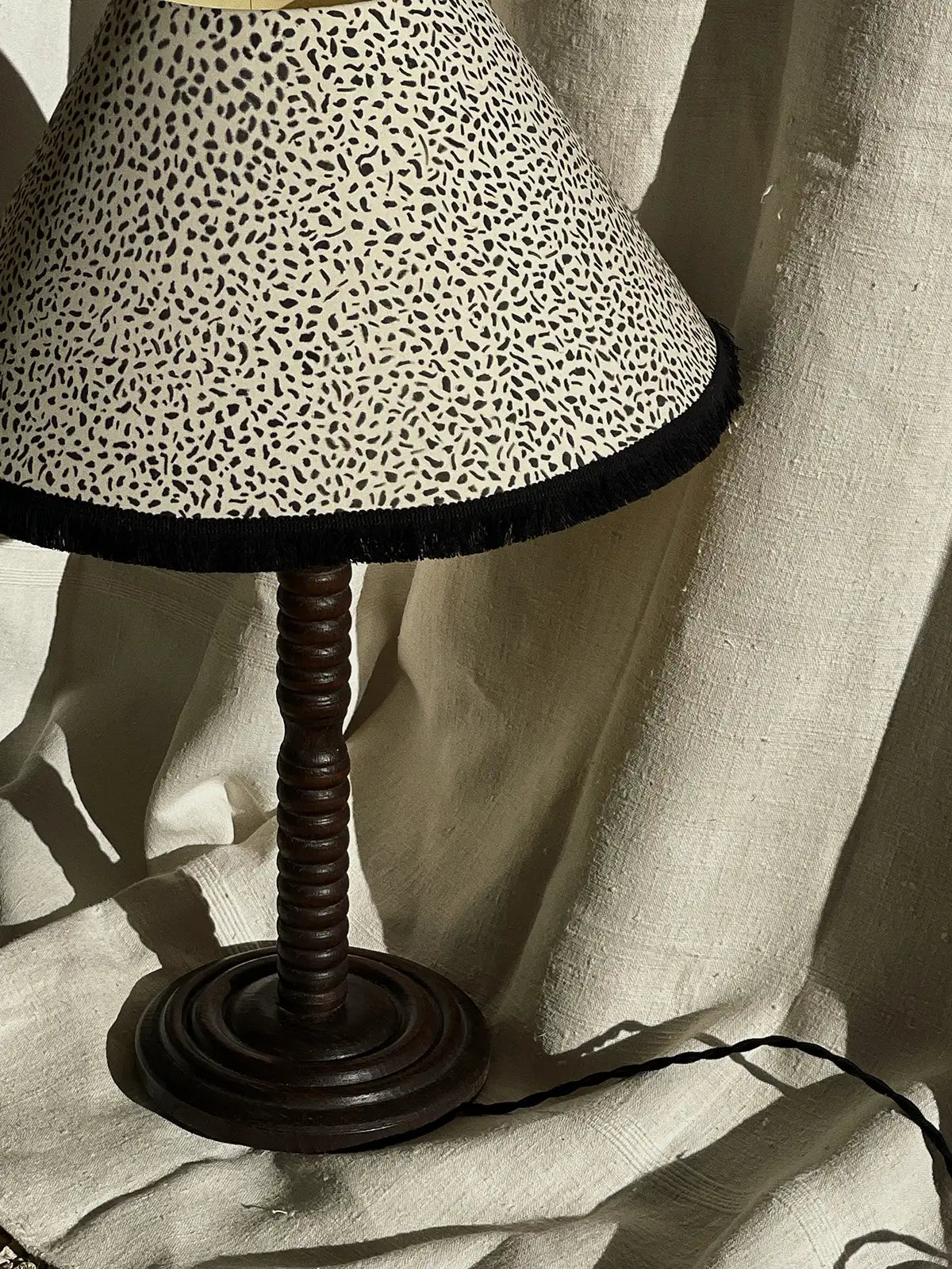 Lampe en bois tourné et abat jour imprimé à la main