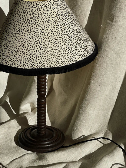Lampe en bois tourné et abat jour imprimé à la main