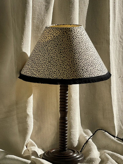 Lampe en bois tourné et abat jour imprimé à la main