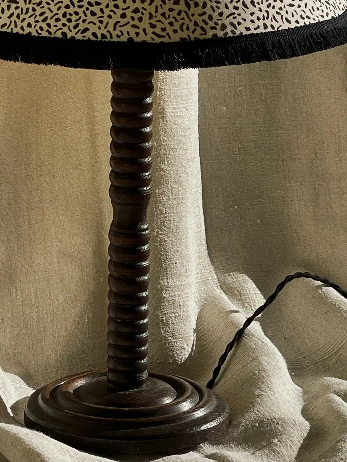 Lampe en bois tourné et abat jour imprimé à la main